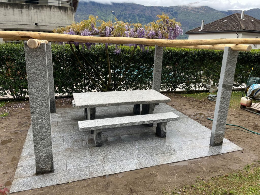 Ersatz der alten Holzpergola durch eine neue Pergola aus Tessiner Granit und einen Granittisch mit Sitzbank31