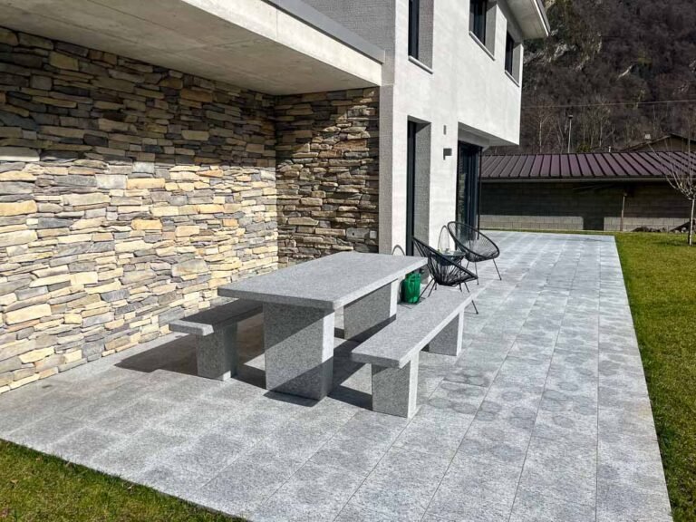 Installation eines Sets aus Granittisch und Bänken aus hellem Iragna-Granit, Modell „Moderno“ (Ref 602.2) in Lostallo – Graubünden